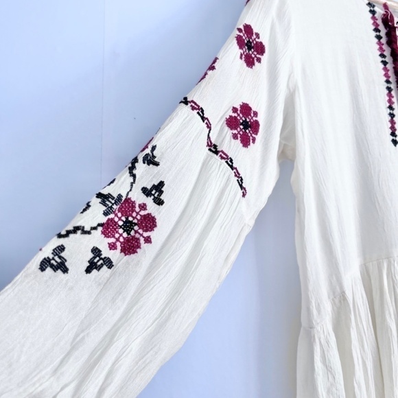 𝅺new Cute Option Ivory Embroidered Boho Peasant Top US S - Picture 3 of 8